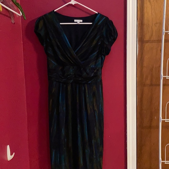 Woman’s short sleeve dress. Lines are slimming - Picture 1 of 5